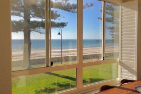 Absolute Beachfront Apartment, amazing sunsets